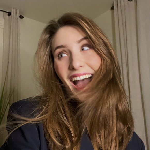 Meet your Posher, Emily - Picture 2 of 6